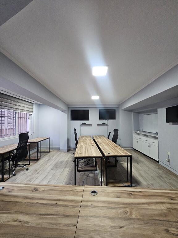 Jepet me qira Ambient i Investuar per *Zyra* (130m2) *1,350€* - fiks ne *QENDER ((Pamje nga Sheshi Skenderbej))* 📍Kat. 2 - *PARKET* | Kondicioner || Ndricim Me Spote LED