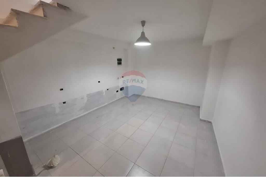 Shitet Dyqan Duplex ne Yzberisht !