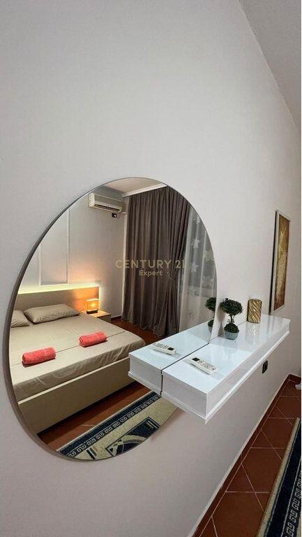 Jepet me qira apartament 2+1 në zonën e Ish-Bllokut, Tiranë.