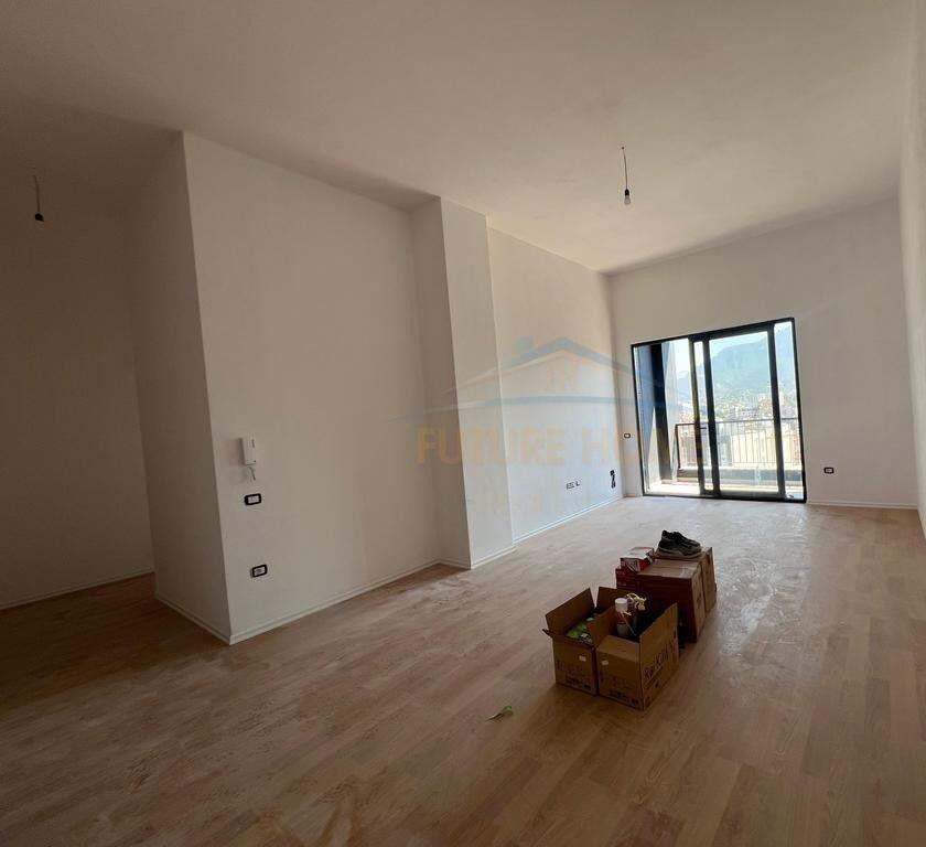 Shitet, Penthouse 3+1+2, Rruga e Barrikadave, Tiranë.