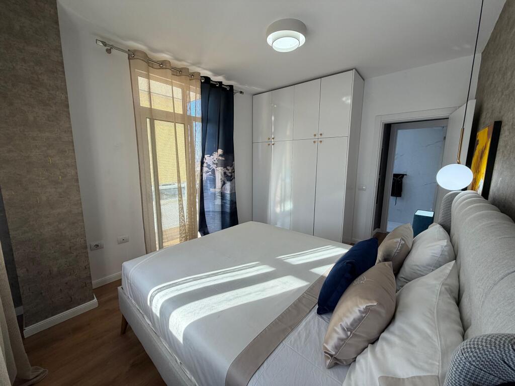 🏡 Shitet Apartament 1+1 – Totalisht i mobiluar luksoz 📍 Mozaiku i Tiranës, rruga Naim Frashëri 🏢 Kati 6, pallat 7-katësh me ashensor 🌅 Orientim Jug–Perëndim  🟩 Sipërfaqe totale: 77 m² 🛋️ Apartamenti është i investuar dhe ofrohet totalisht i mobiluar lluks, gati për banim pa asnjë shpenzim shtesë. 🪟 Tualeti me dritare – ventilim natyral, një nga pikat më të kërkuara në treg.  ✨ Pozicionim perfekt, ndriçim natyral gjatë gjithë ditës dhe zonë shumë e kërkuar. 