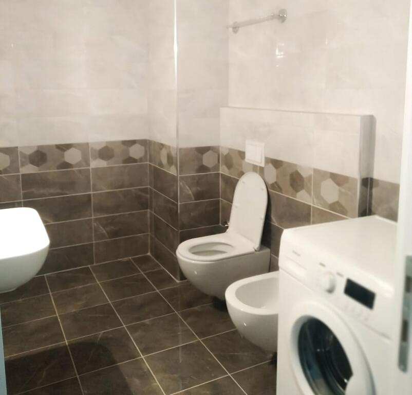 Perballe universitetit UNIZKM, laprake jepet me qera 1+1 (50,000 leke)
