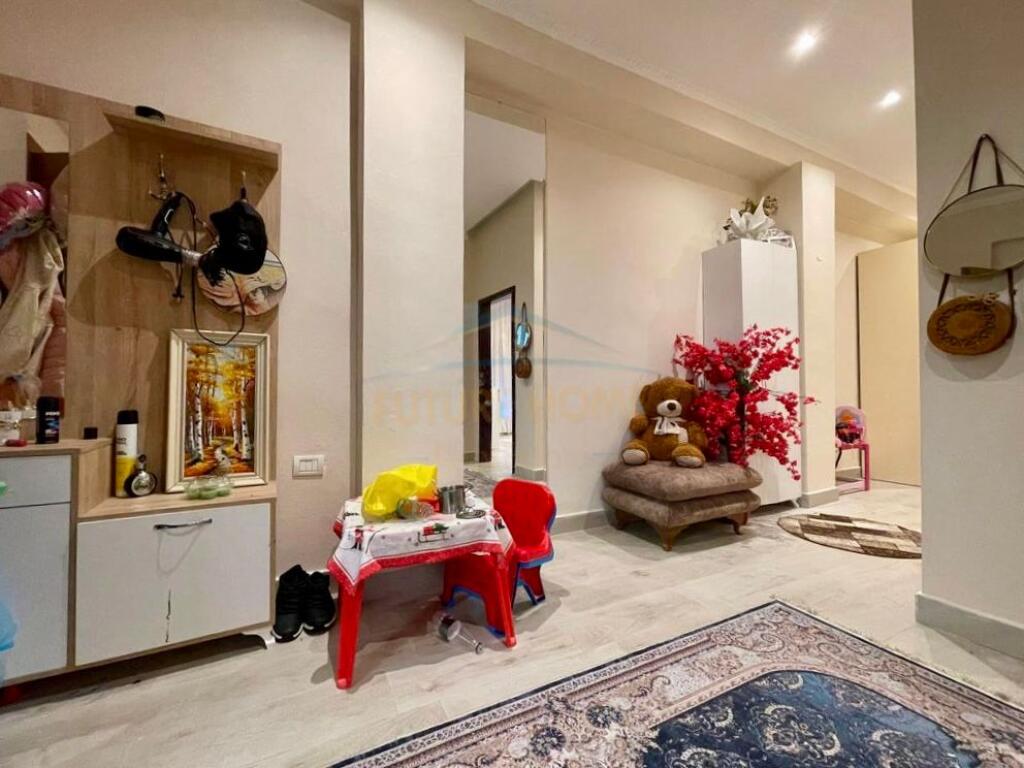 Shitet, Shtepi Private, Vasil Shanto, Tirane