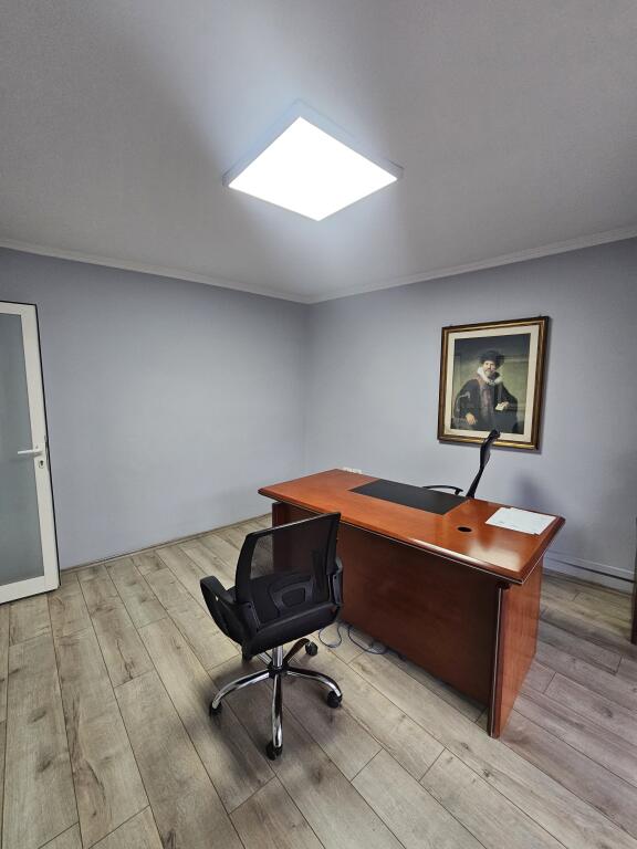 Jepet me qira Ambient i Investuar per *Zyra* (130m2) *1,350€* - fiks ne *QENDER ((Pamje nga Sheshi Skenderbej))* 📍Kat. 2 - *PARKET* | Kondicioner || Ndricim Me Spote LED