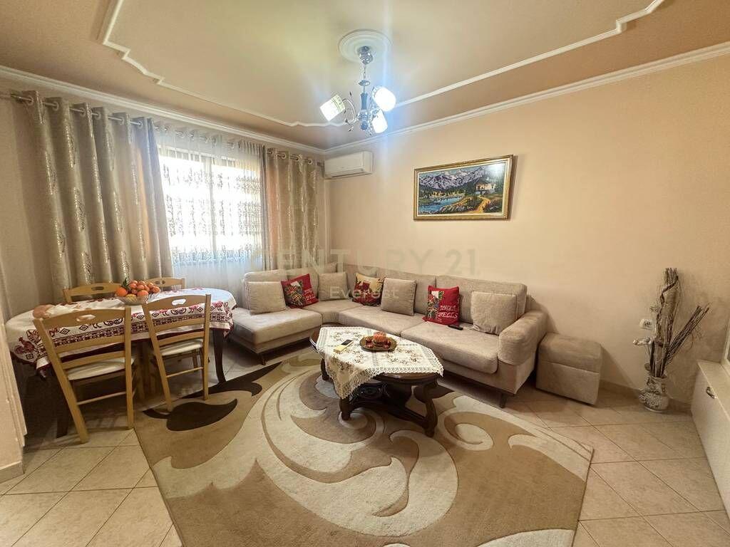 Irfan Tomini, Apartament 2+1 Per Qira