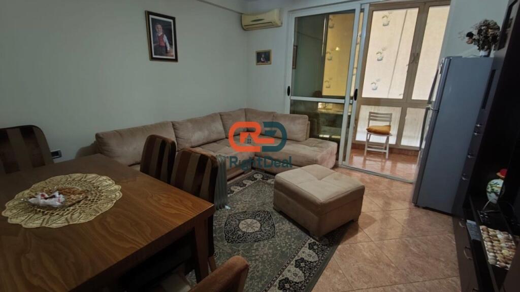 Tek 21-Dhjetori, Shitet Apartament 1+1 Me Planimteri Te Rregullt!!