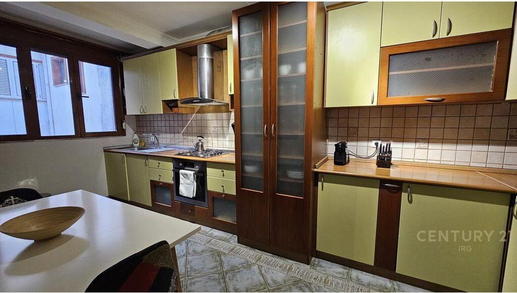 Shitet apartament 3+1+2 ne Bllok!