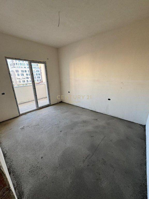 SHITET APARTAMENT 2 + 1 + POST PARKIMI TEK SHKOLLA E KUQE !