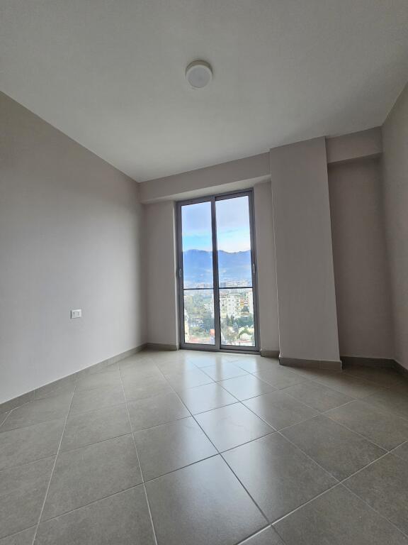 Affittasi Apt 3+1 (+ Blocco)  Super Spazioso 100 m2  (Ali dem  - Vicino al campo 📍)  PALAZZO NUOVO E TIPO VILLA DELL'ANNO 2025,  con Ascensore  57.000 leke / Mese 🔥ideale per uffici