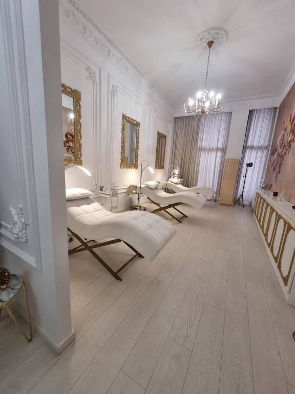 Vendesi attività commerciale presso Garden Building, Via Kavaja