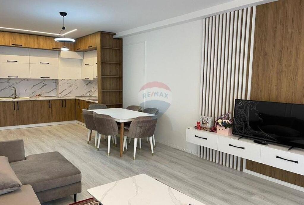 Apartament 2+1+2- Për Qira - Farmacia 10, Tiranë