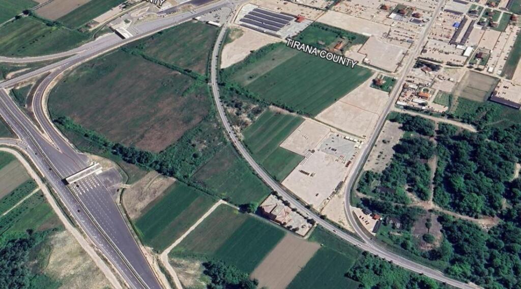 8000 m/2 land for sale in Rinas!