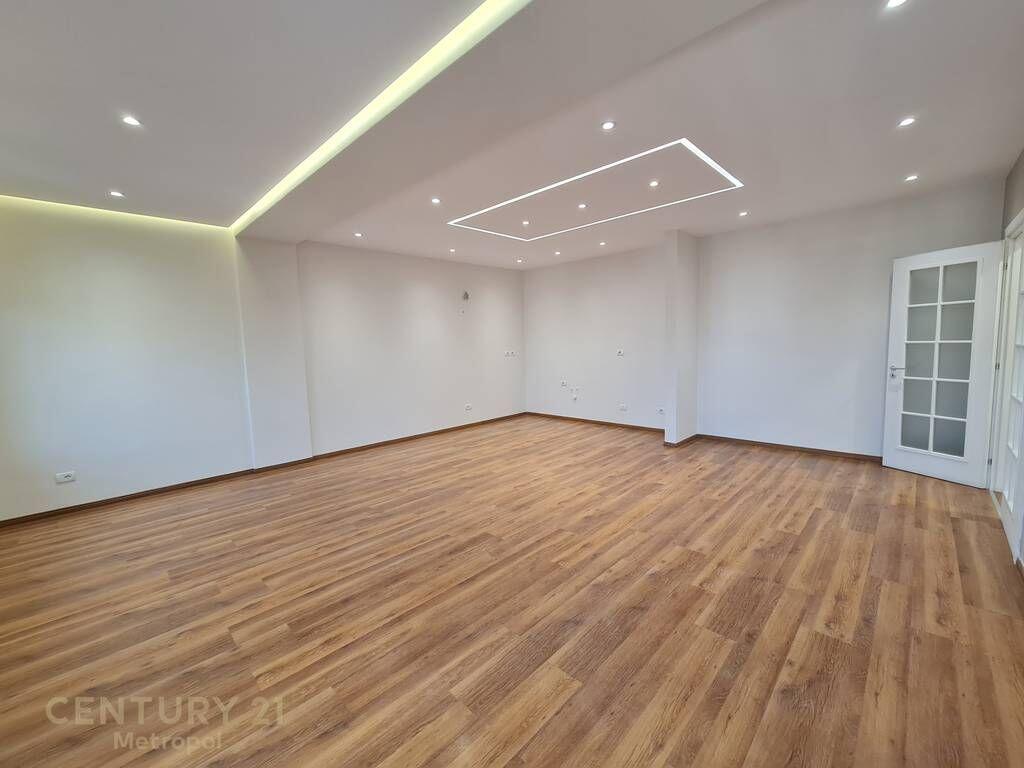 UFFICIO IN AFFITTO 3+1+2 IN STRADA PRINCIPALE-ZOGU I ZI!