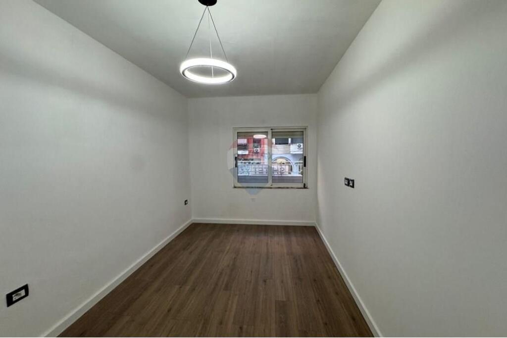 Apartment 1+1 for sale at Komuna Parisit