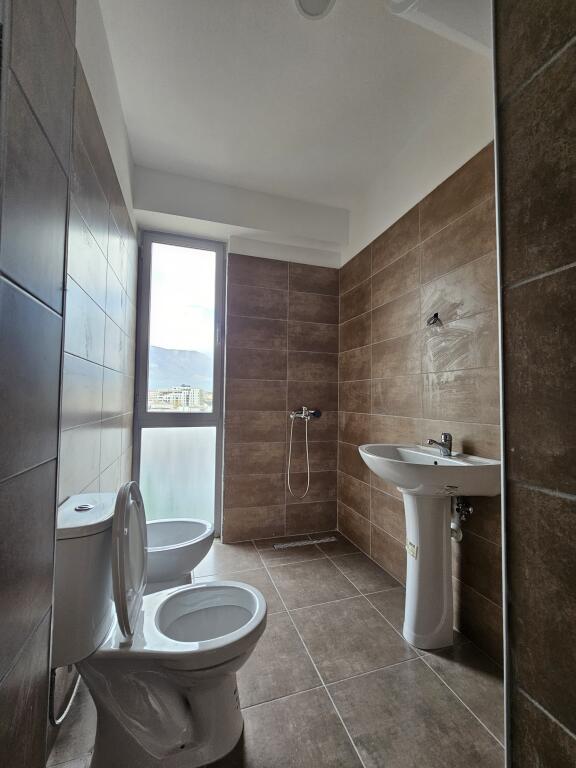 Affittasi Apt 3+1 (+ Blocco)  Super Spazioso 100 m2  (Ali dem  - Vicino al campo 📍)  PALAZZO NUOVO E TIPO VILLA DELL'ANNO 2025,  con Ascensore  57.000 leke / Mese 🔥ideale per uffici