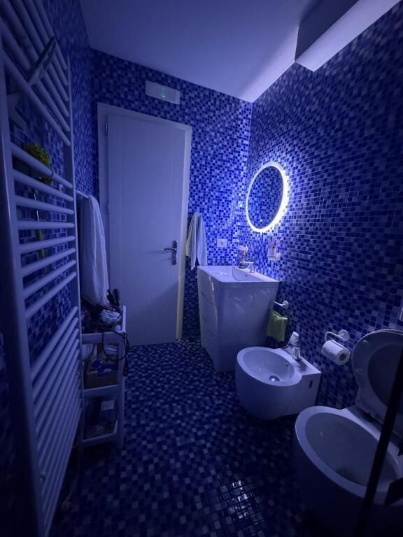 🏡 Apartament 2+1 me qira – Blloku, pranë Sheshit Wilson