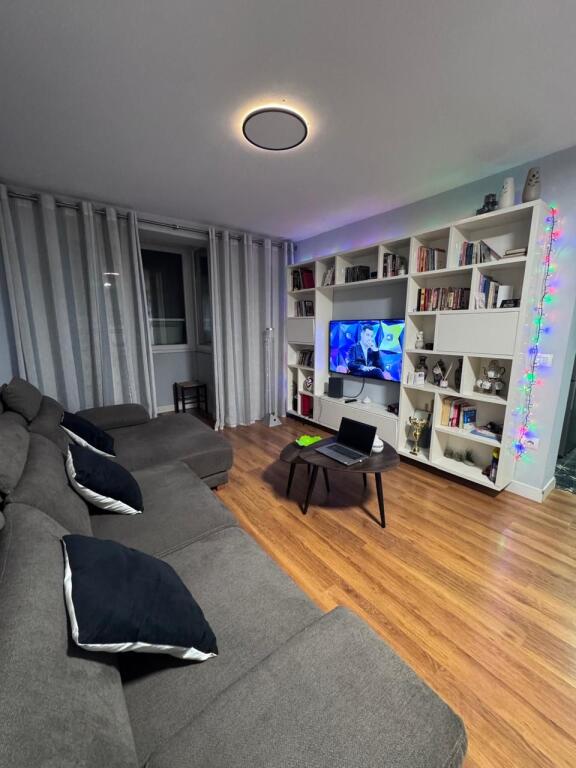 🏡 Apartament 2+1 me qira – Blloku, pranë Sheshit Wilson