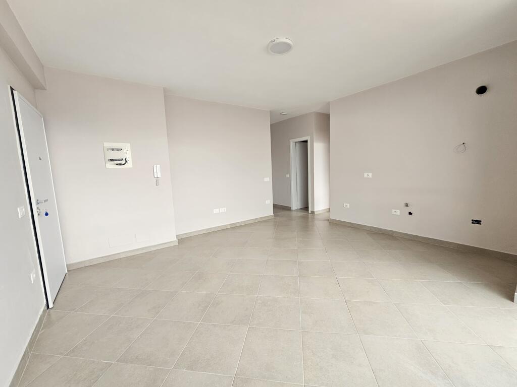 Affittasi Apt 3+1 (+ Blocco)  Super Spazioso 100 m2  (Ali dem  - Vicino al campo 📍)  PALAZZO NUOVO E TIPO VILLA DELL'ANNO 2025,  con Ascensore  57.000 leke / Mese 🔥ideale per uffici