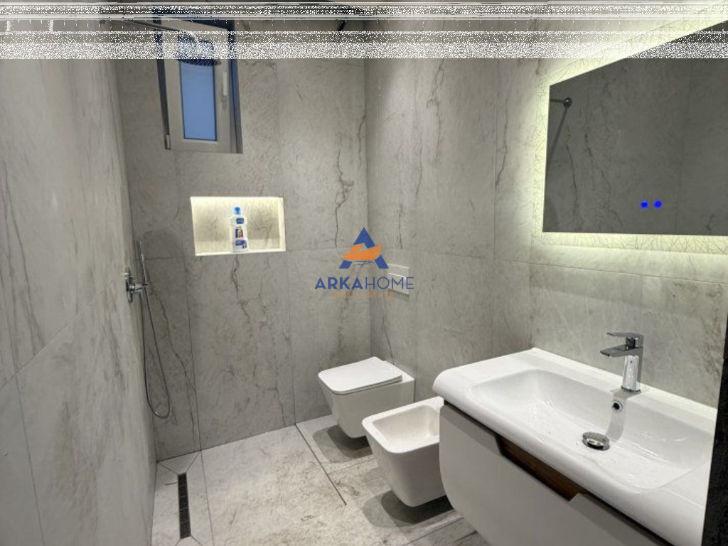 JEPET ME QIRA ZYRË 69M2 "MINE PEZA" 700 EURO