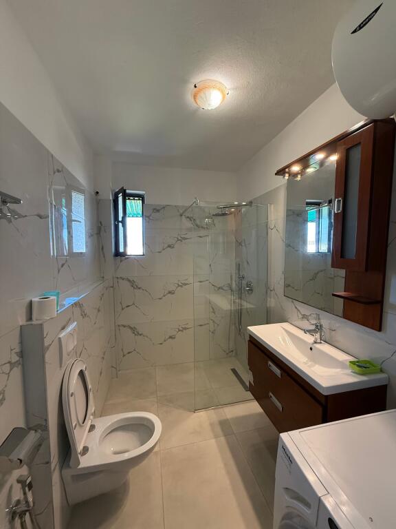 Tek Fusha Aviacionit Jepet Apartament 2+1 I Mobiluar Me Qera!