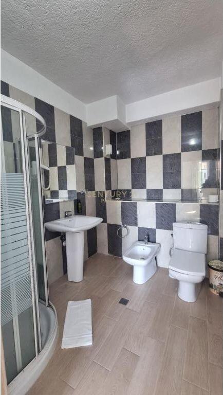 Jepet me qira Hotel + Restorant – Shkëmbi i Kavajës (Vijë e Parë me Detin)
