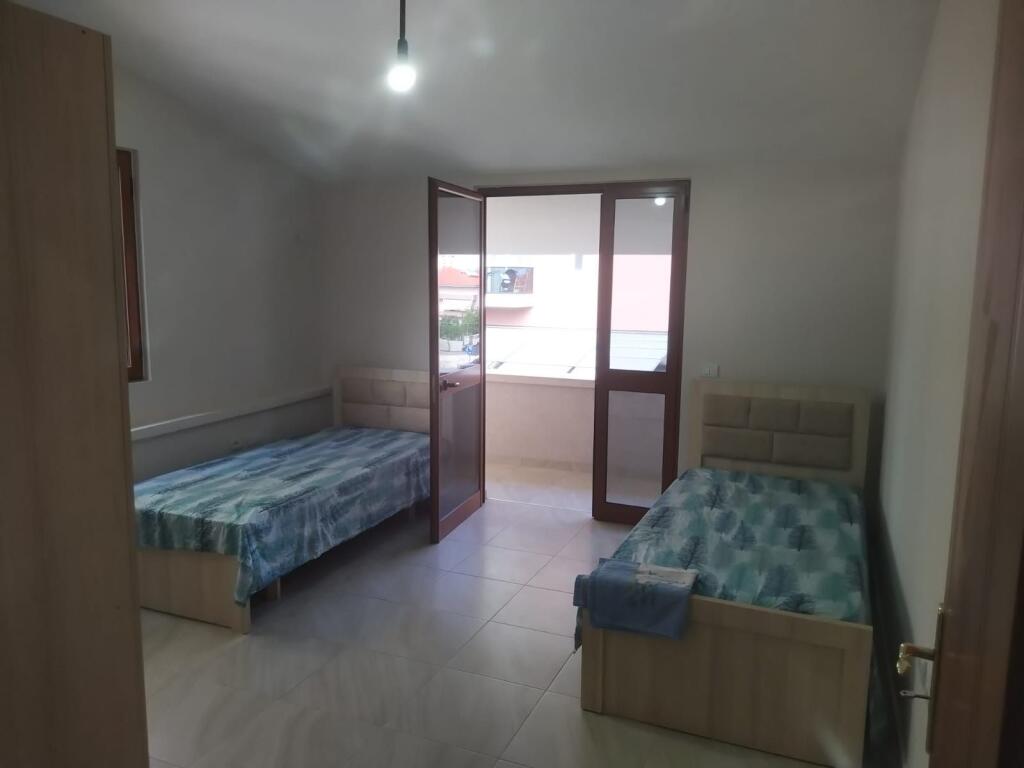 Shitet vile 3 kateshe ne Selite