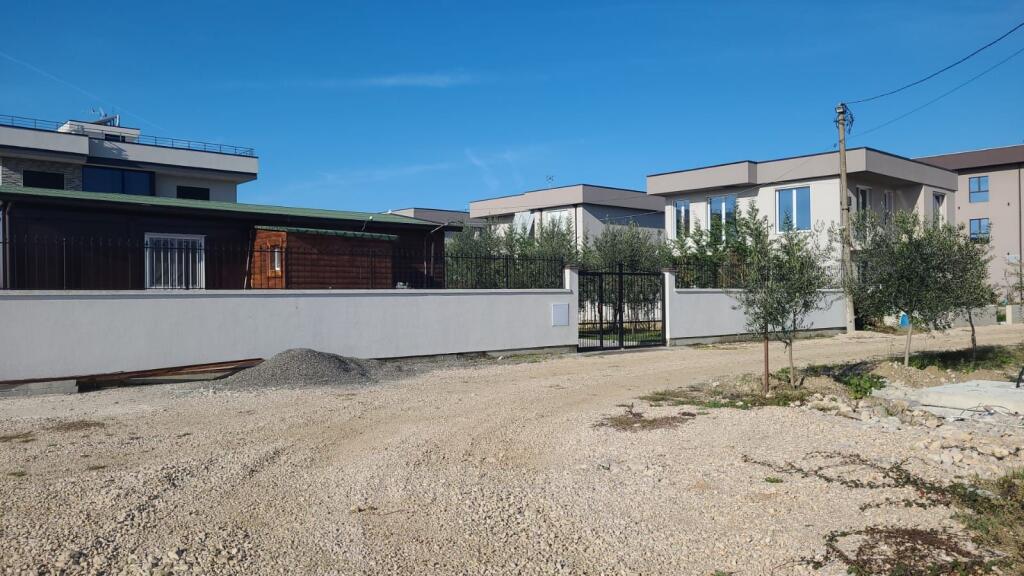 Shitet  toke me dokumenta  te rregullta  Gjiri Lalzit  