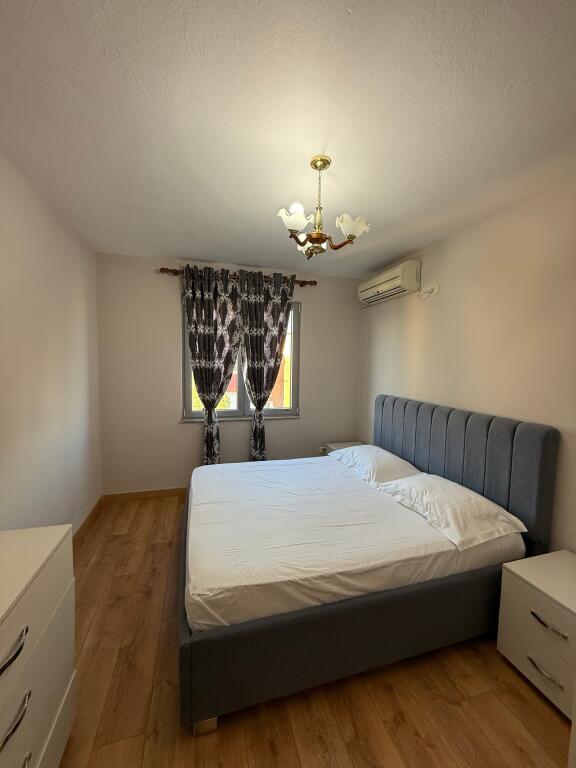 Tek Fusha Aviacionit Jepet Apartament 2+1 I Mobiluar Me Qera!