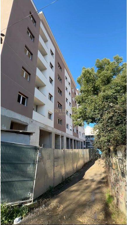 SHITET APARTAMENT 2 + 1 + POST PARKIMI TEK SHKOLLA E KUQE !