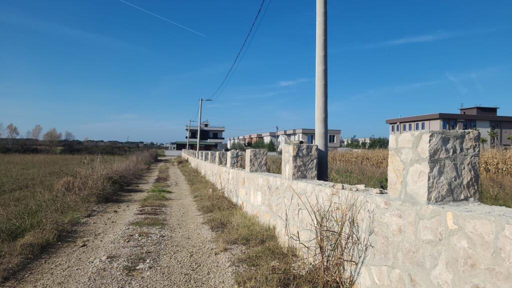 Shitet  toke me dokumenta  te rregullta  Gjiri Lalzit  