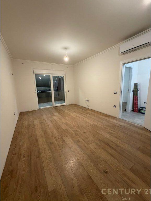 JEPET AMBJENT PER ZYRA NE KOMUNEN E PARISIT!