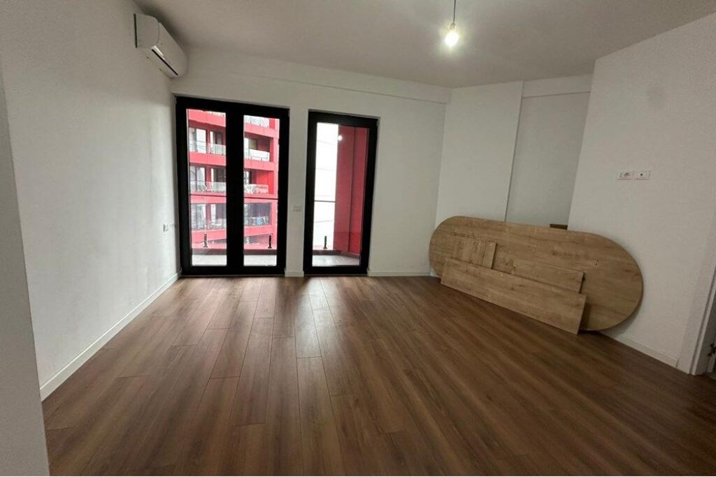 Apartamenti oganizohet ne 2+1 dhe jepet per zyre.