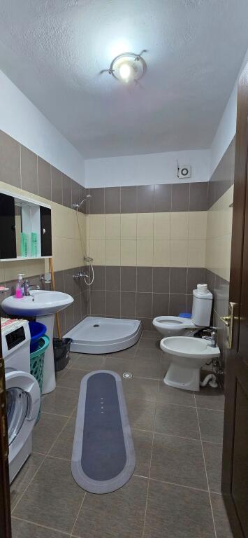 Fantastica Opportunità di Affitto Vicino alla Direzione Scolastica ❗️❗️A Korçë  PER LA PRIMA VOLTA SUL MERCATO! Diventa il Primo Inquilino!