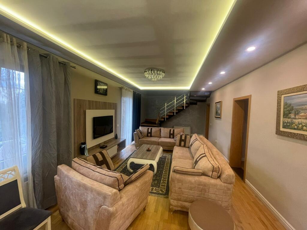 🏡 Two-storey villa for rent – Bulevardi i Ri💶 Price: 1,000 € / month