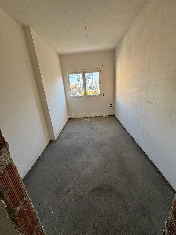 SHITET APARTAMENT 2 + 1 + POST PARKIMI TEK SHKOLLA E KUQE !