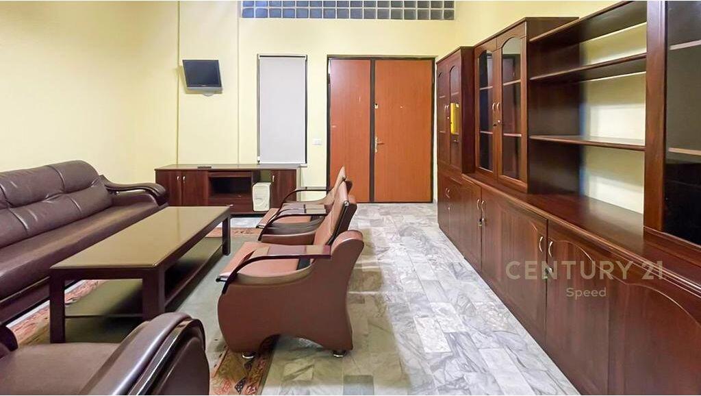 Zyrë me qira në Rrugën e Bogdanëve – 2 ambiente + tualet