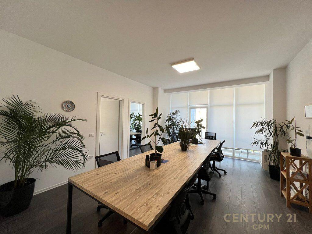 Office for rent in the Municipality of Paris !