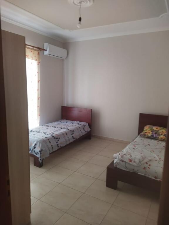 Shitet vile 3 kateshe ne Selite