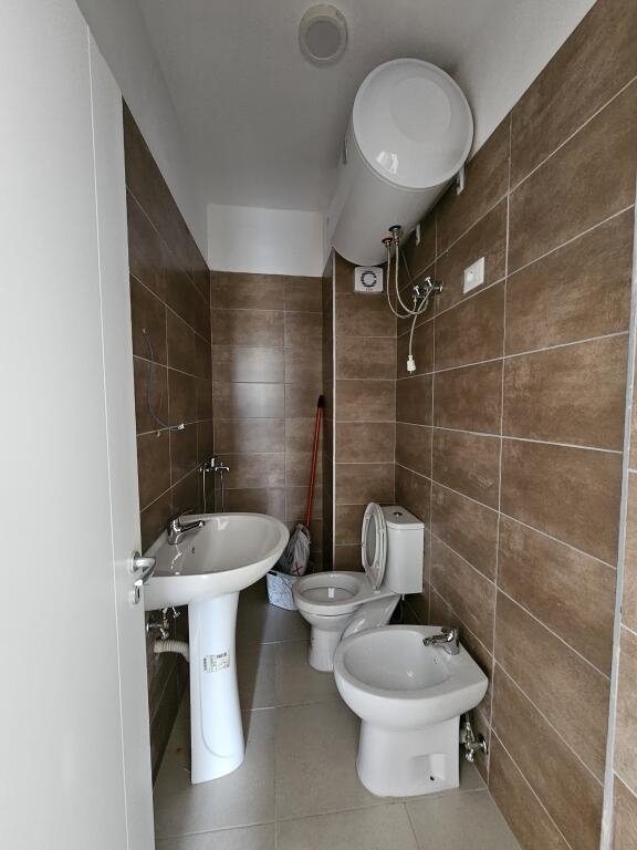 Affittasi Apt 3+1 (+ Blocco)  Super Spazioso 100 m2  (Ali dem  - Vicino al campo 📍)  PALAZZO NUOVO E TIPO VILLA DELL'ANNO 2025,  con Ascensore  57.000 leke / Mese 🔥ideale per uffici