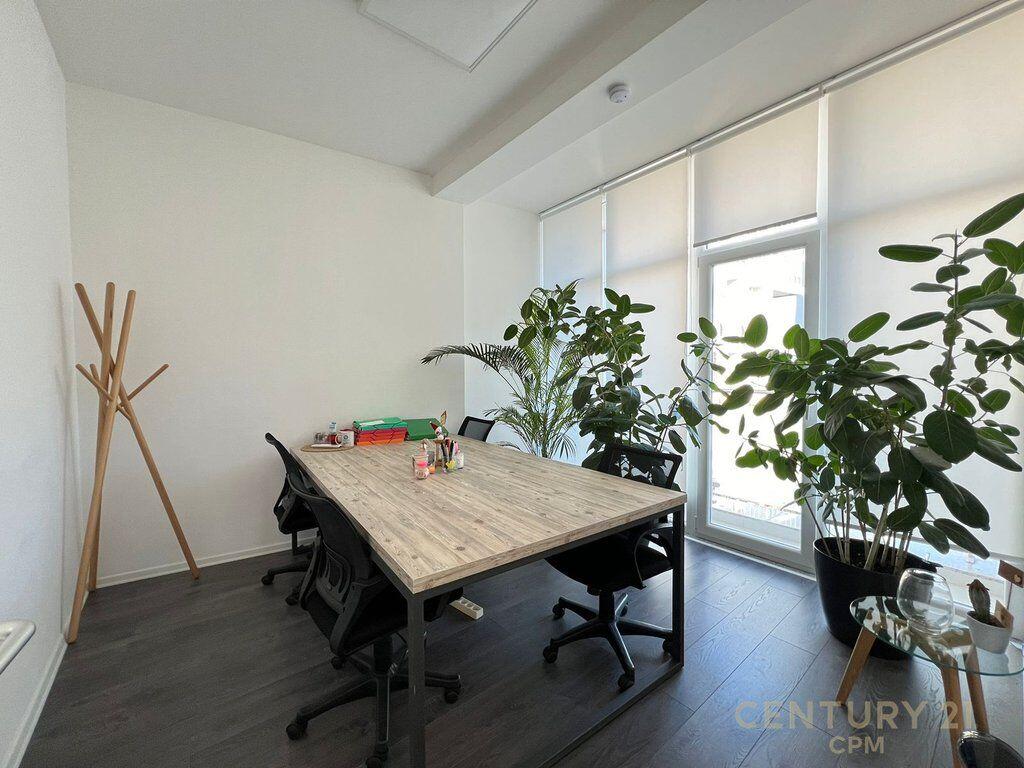 Office for rent in the Municipality of Paris !