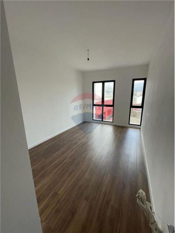 Apartamenti oganizohet ne 2+1 dhe jepet per zyre.