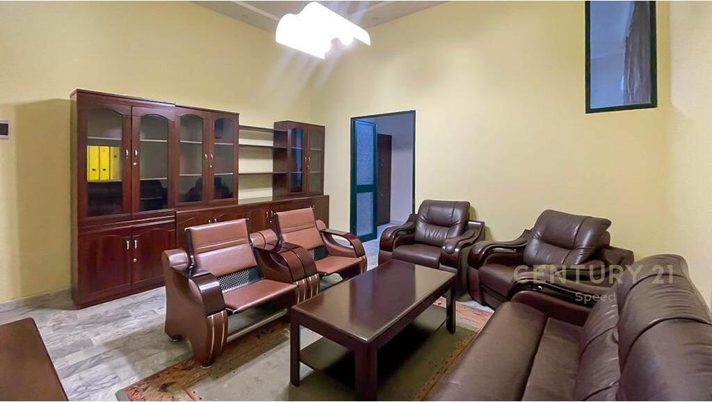 Zyrë me qira në Rrugën e Bogdanëve – 2 ambiente + tualet