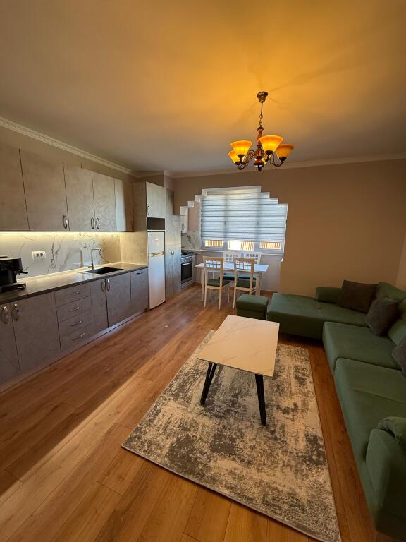 Tek Fusha Aviacionit Jepet Apartament 2+1 I Mobiluar Me Qera!