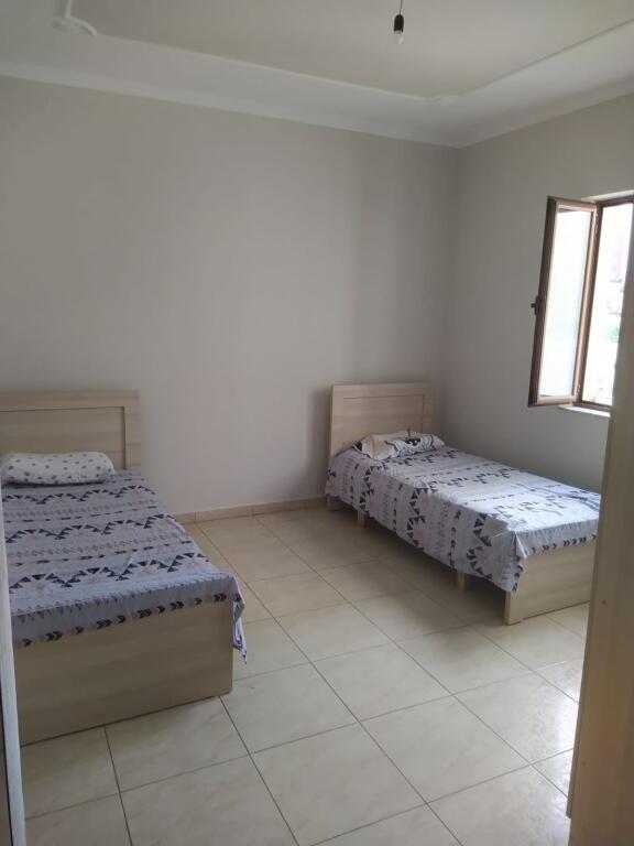 Shitet vile 3 kateshe ne Selite