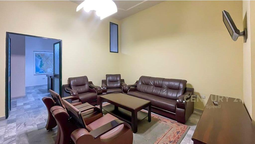 Zyrë me qira në Rrugën e Bogdanëve – 2 ambiente + tualet