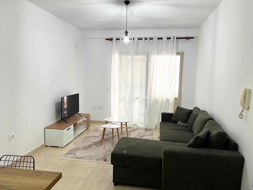 Apartament me qera 2+1+ Ballkon, përball Qendrës Kristal