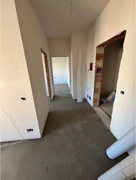 SHITET APARTAMENT 2 + 1 + POST PARKIMI TEK SHKOLLA E KUQE !