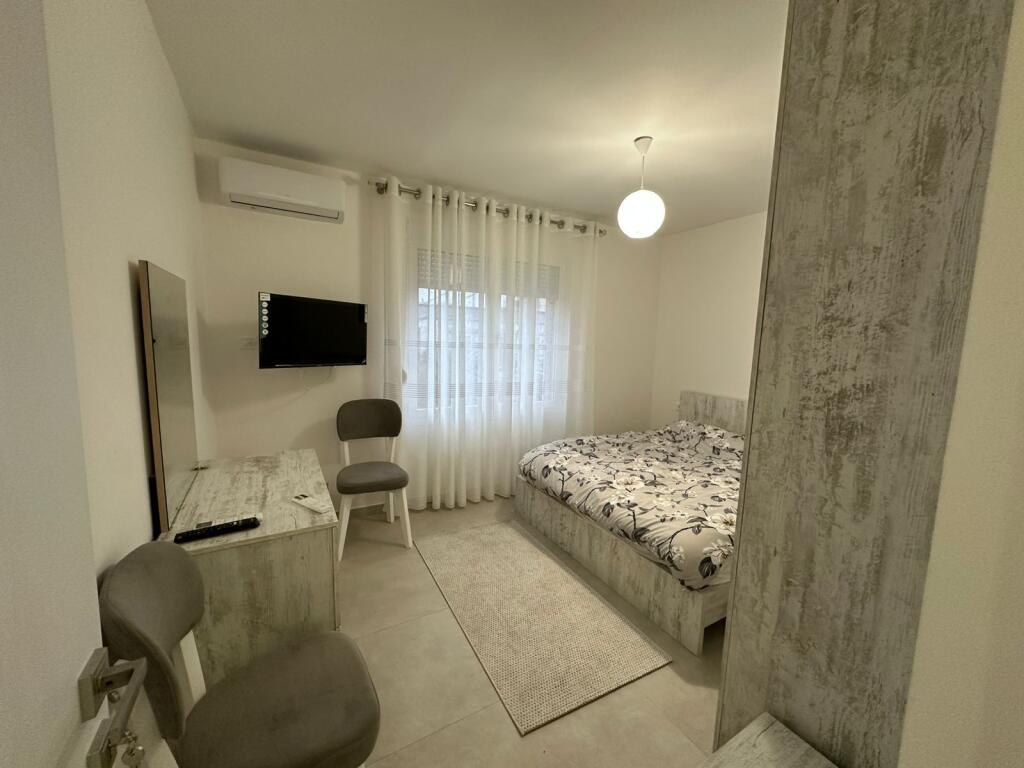 FOR RENT 2+1 APARTMENT – “SIRI KODRA” SCHOOL  Furnished 2+1 apartment for rent, 📍Selvija near  Siri Kodra School, 🏢 2nd floor, well-maintained building.  The apartment is organized as follows:  • living room + kitchen  • 2 bedrooms  • 1 bathroom  • balcony  💰 Price: 60,000 lek/month  📞 