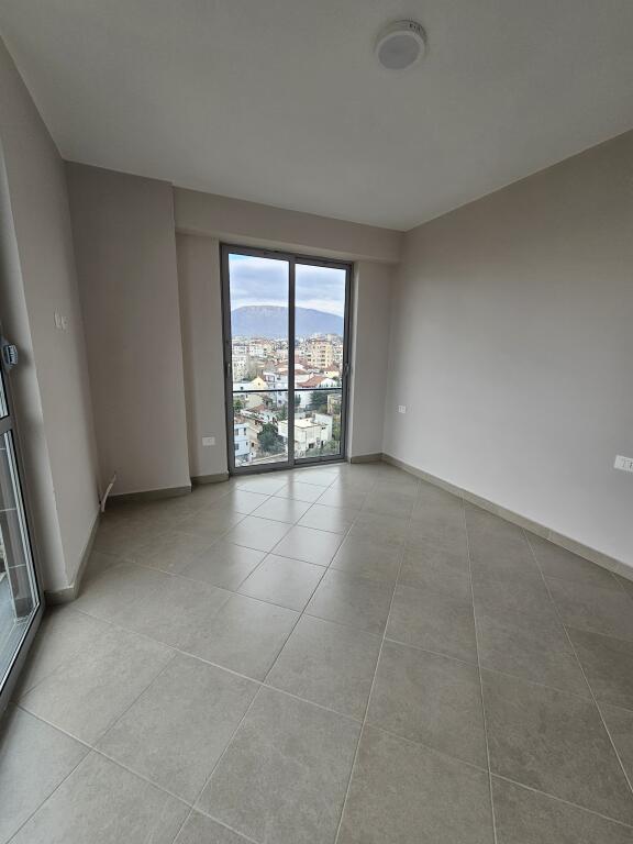Affittasi Apt 3+1 (+ Blocco)  Super Spazioso 100 m2  (Ali dem  - Vicino al campo 📍)  PALAZZO NUOVO E TIPO VILLA DELL'ANNO 2025,  con Ascensore  57.000 leke / Mese 🔥ideale per uffici
