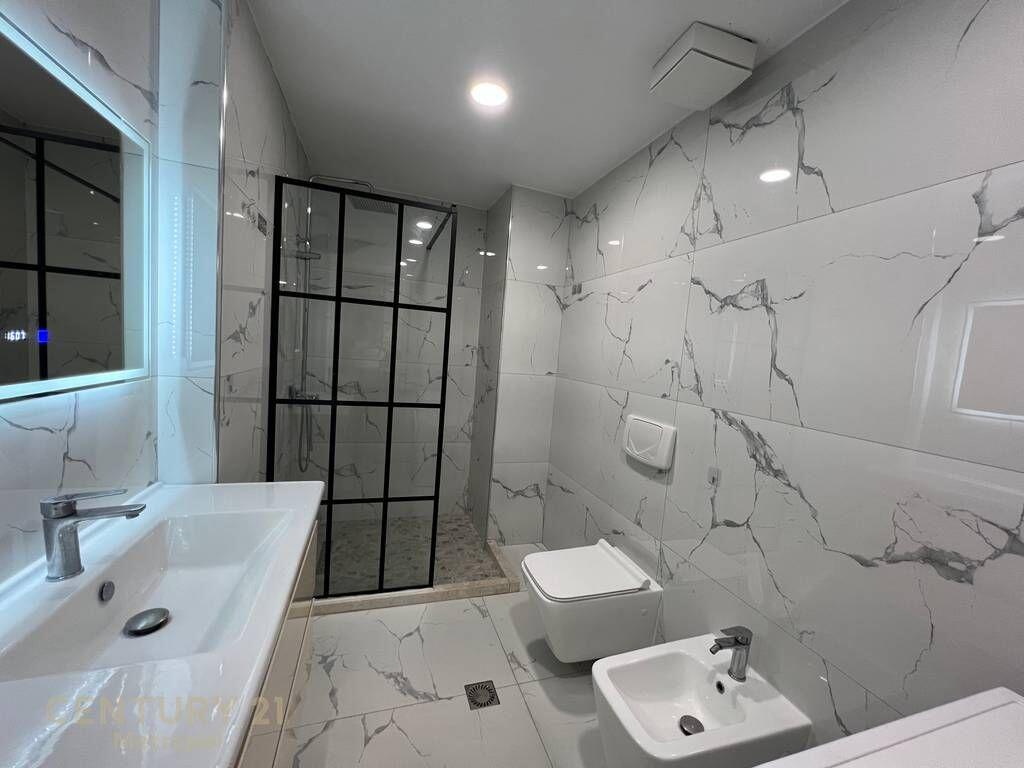 AFFITTO APPARTAMENTO DUPLEX 2+1, CON VERANDA IN VIA BILL CLINTON!